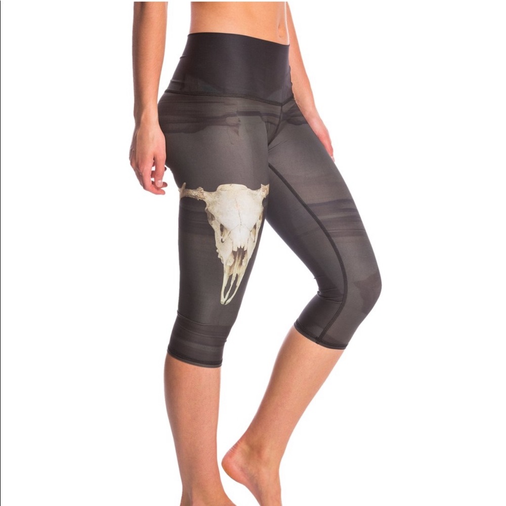 Cropped Teeki skull leggings in charcoal